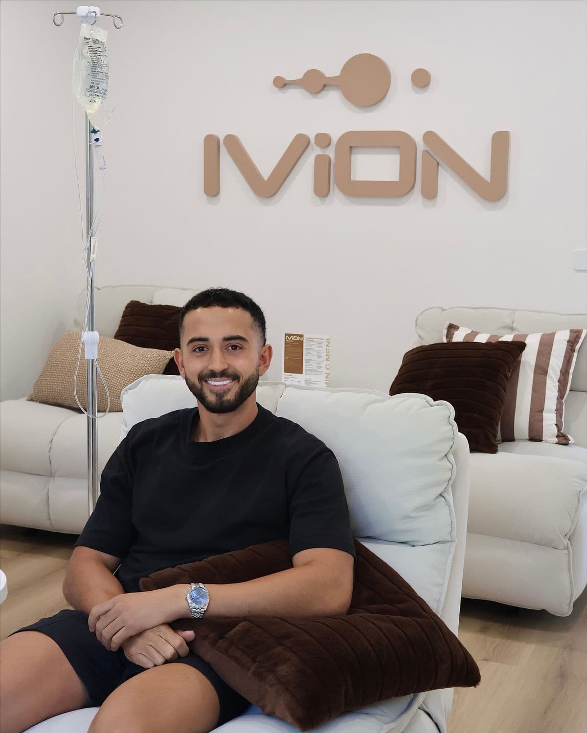 Client relaxing during IV drip at IVION Health